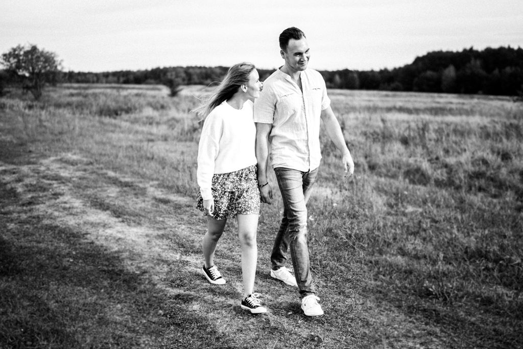 Sesja narzeczeńska wśród łąk i lasów