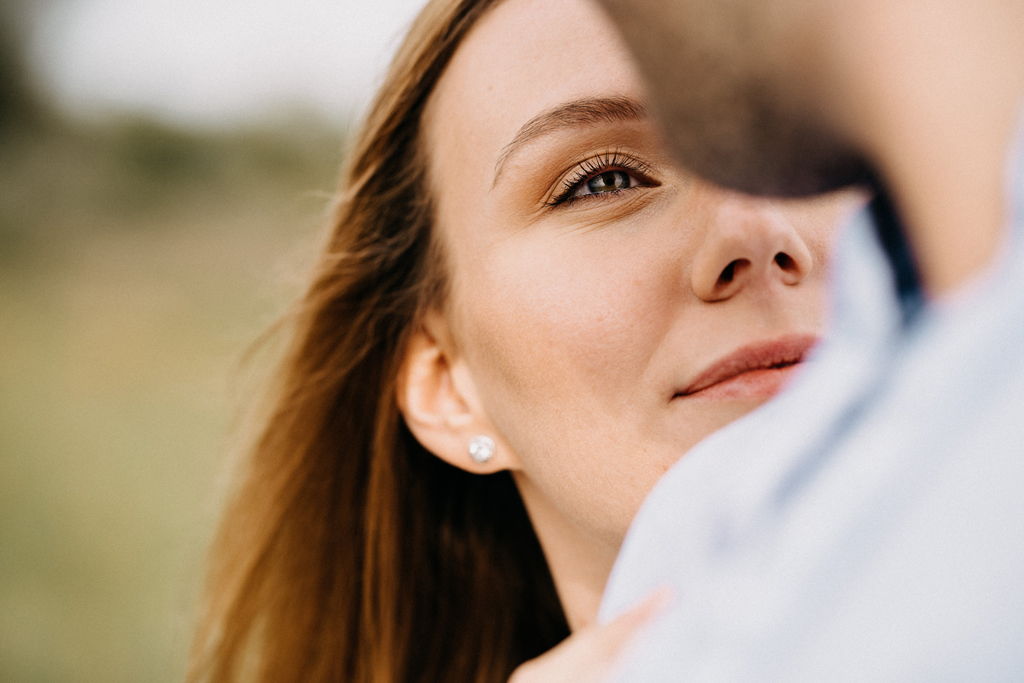 Sesja narzeczeńska wśród łąk i lasów
