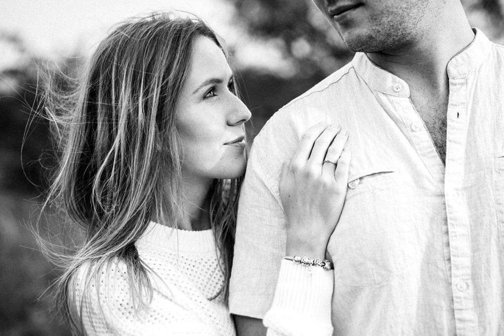 Sesja narzeczeńska wśród łąk i lasów