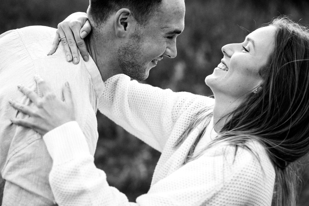 Sesja narzeczeńska wśród łąk i lasów