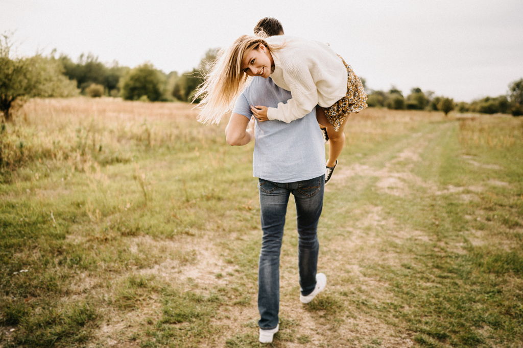 Sesja narzeczeńska wśród łąk i lasów