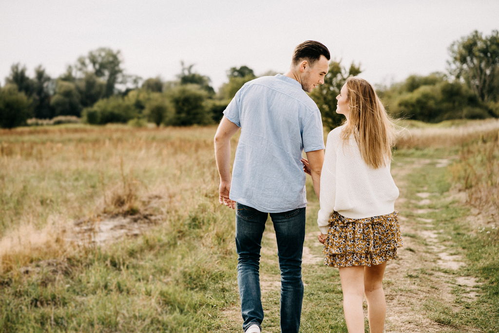 Sesja narzeczeńska wśród łąk i lasów