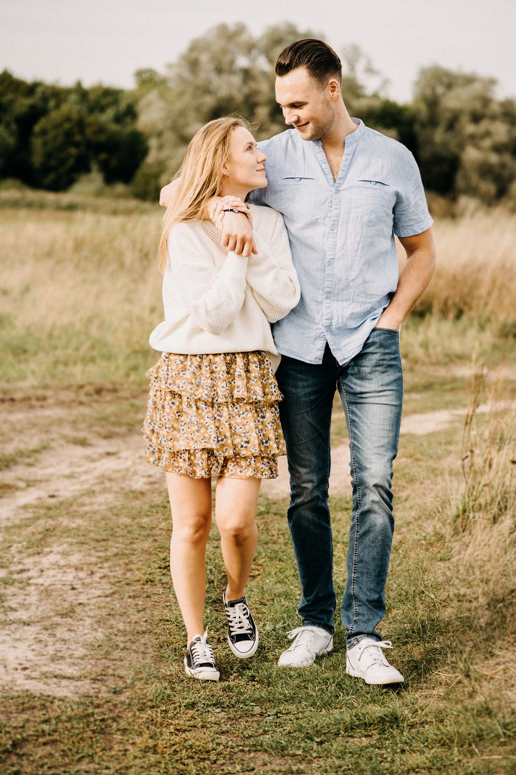 Sesja narzeczeńska wśród łąk i lasów