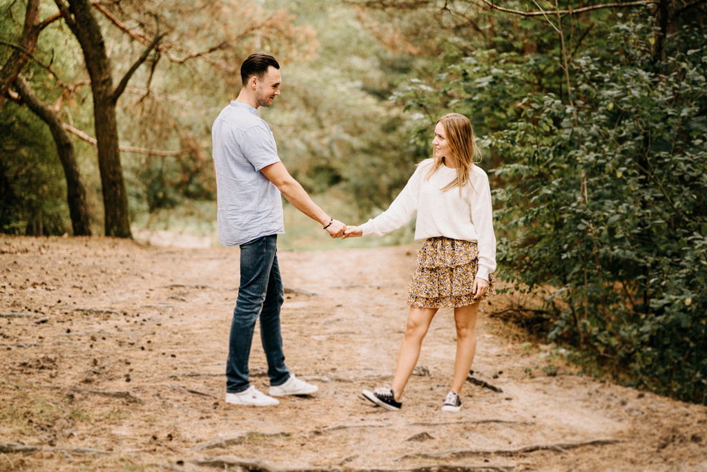 Plenerowa sesja narzeczeńska na łonie natury