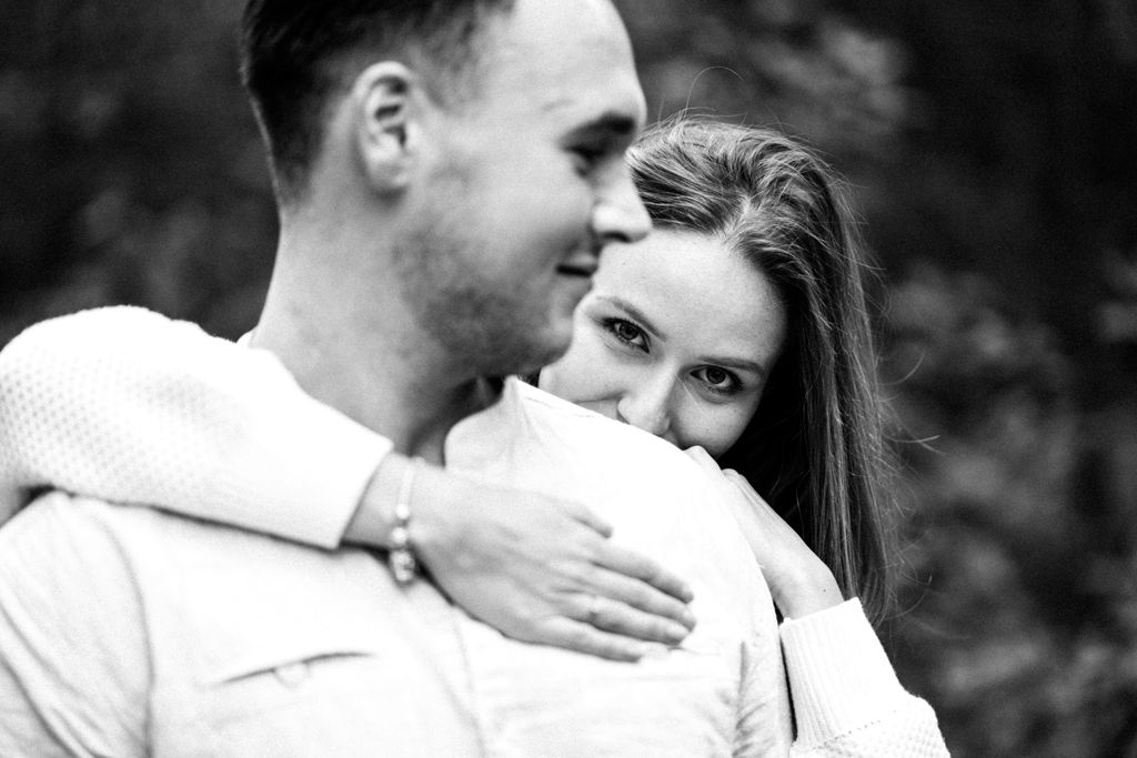 Plenerowa sesja narzeczeńska na łonie natury