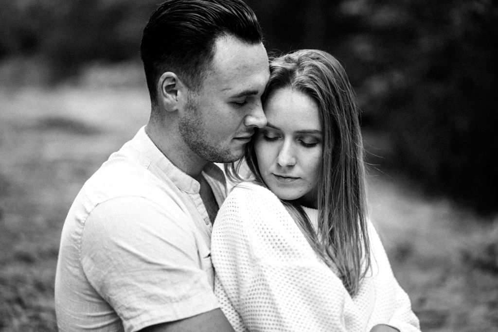 Plenerowa sesja narzeczeńska na łonie natury