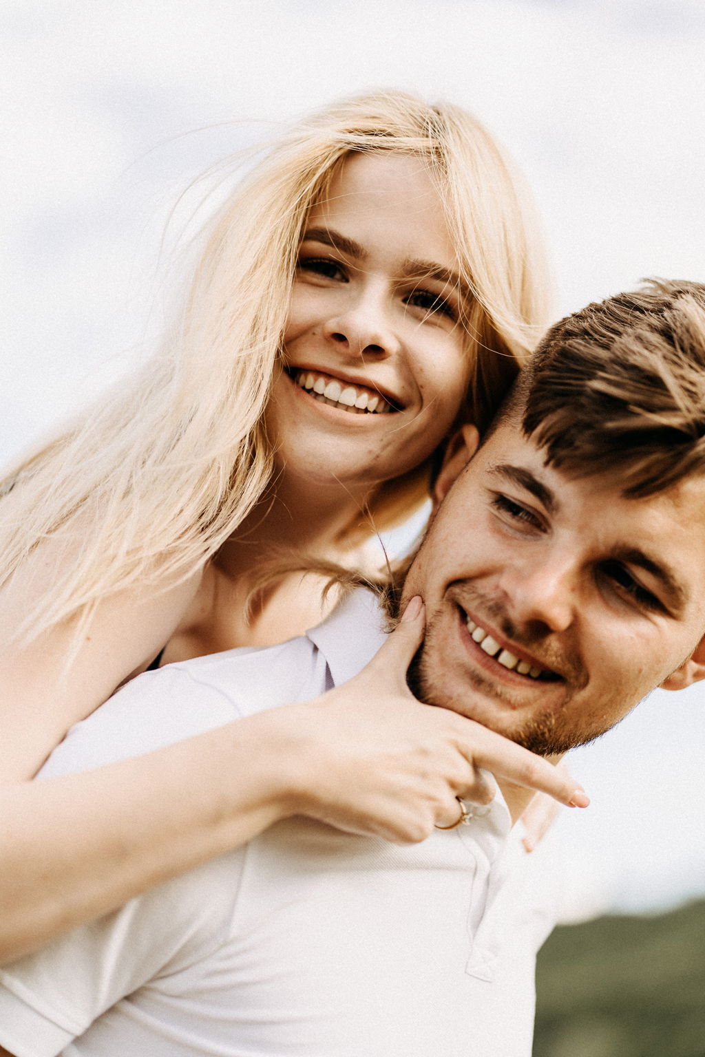 Zdjęciowa sesja narzeczeńska wśród łąk