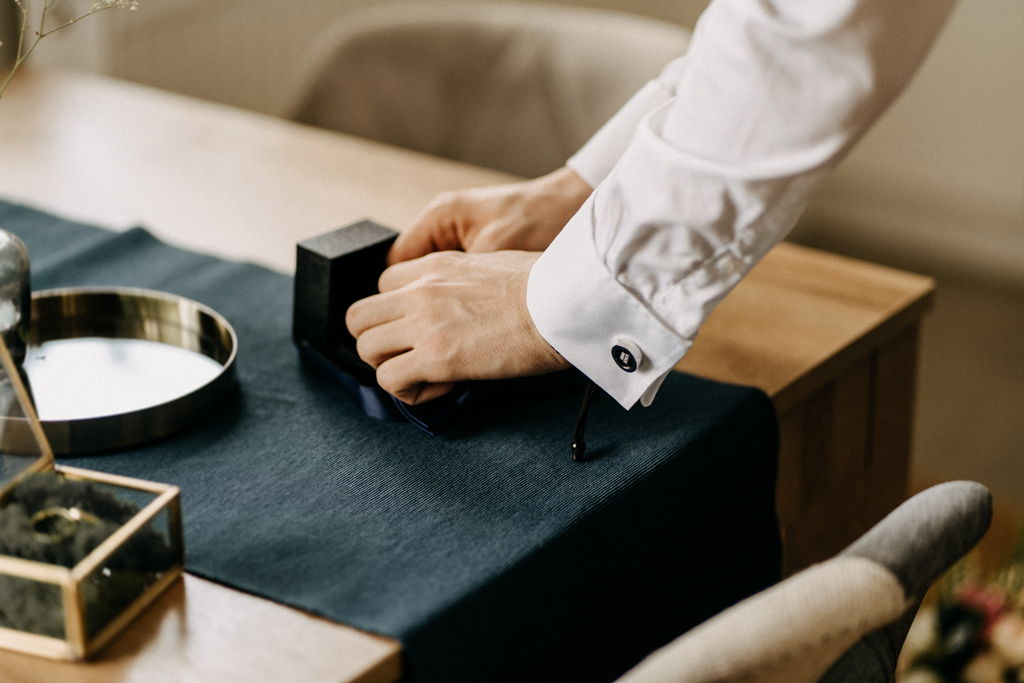 Zakładanie spinek - Przygotowania u Pana Młodego