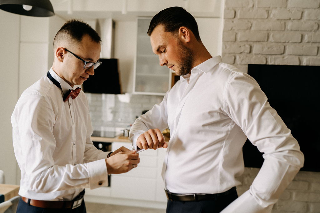 Zakładanie spinek - Przygotowania u Pana Młodego