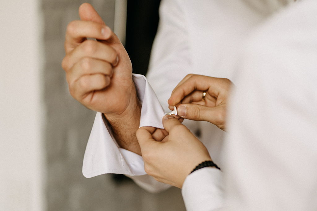 Zakładanie spinek - Przygotowania u Pana Młodego