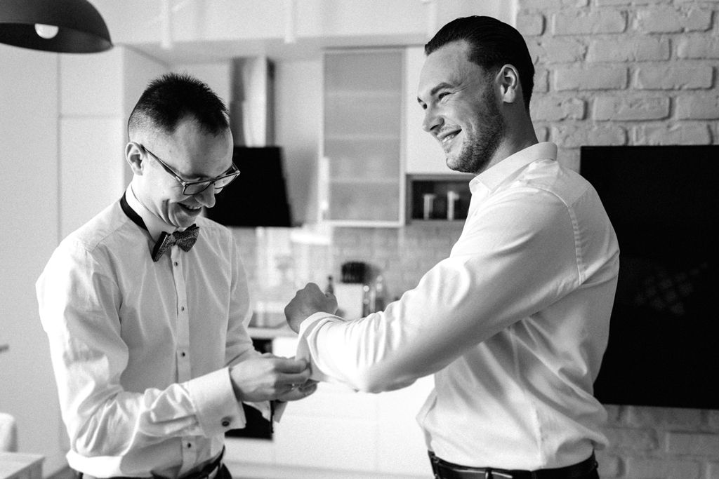 Zakładanie spinek - Przygotowania u Pana Młodego