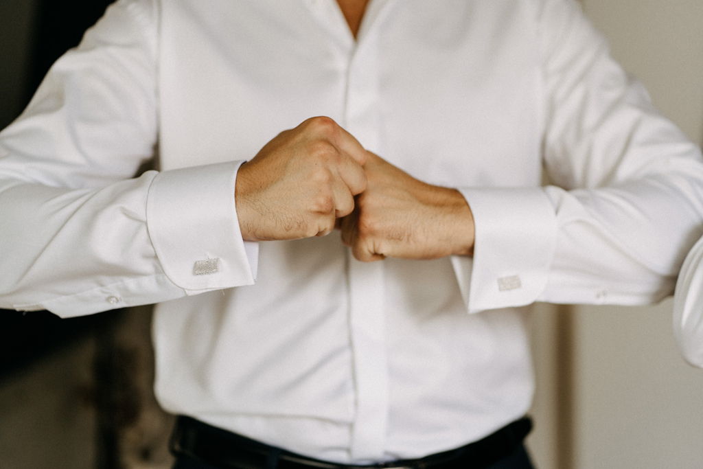 Zakładanie spinek - Przygotowania u Pana Młodego