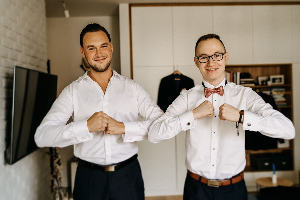 Zakładanie spinek - Przygotowania u Pana Młodego