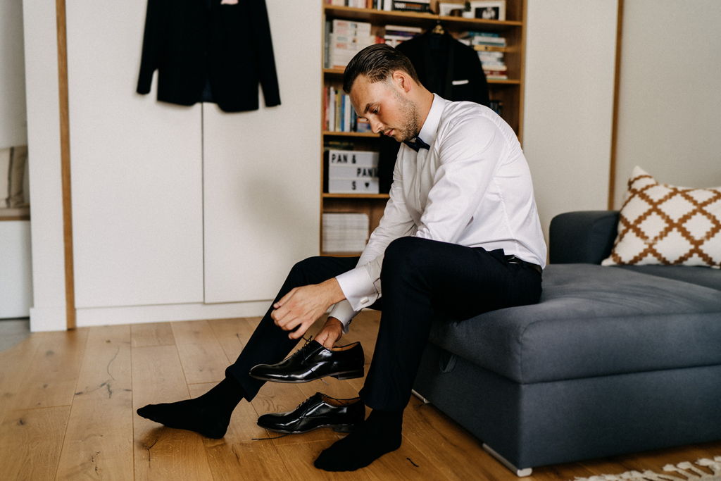 Zakładanie butów - Przygotowania u Pana Młodego