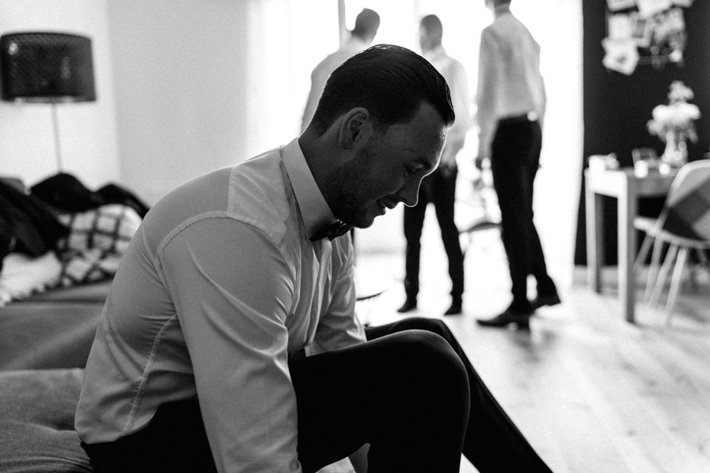 Fotograf Ślubny PrzygotowanZakładanie butów - Przygotowania u Pana Młodegoia u Pana Młodego