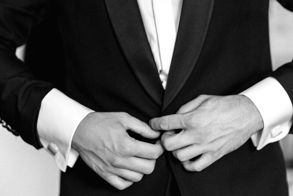 Zakładanie garnituru - Przygotowania u Pana Młodego