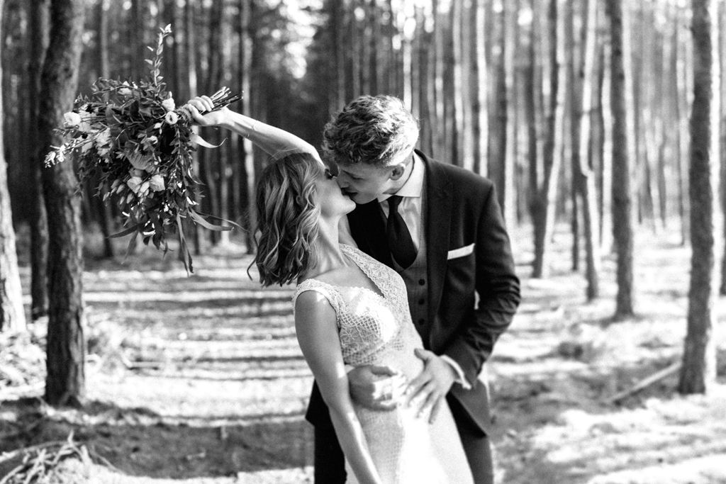 fotograf ślubny łodź sesja ślubna w lesie i nad wodą