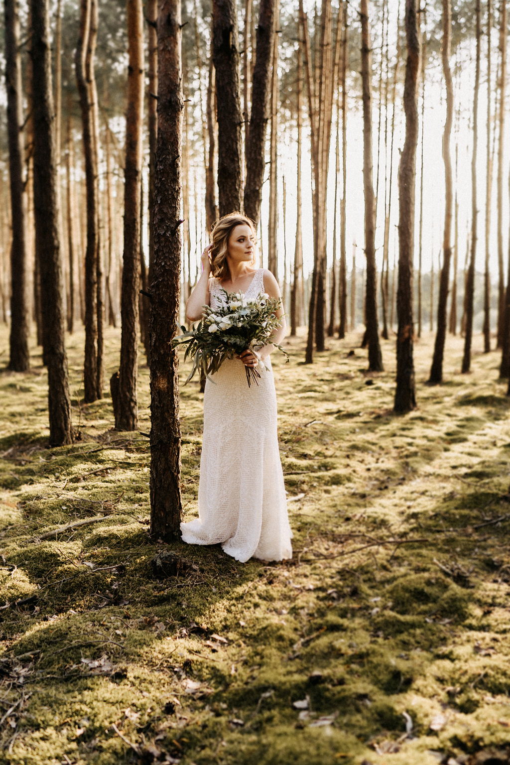 zdjęcie z sesji ślubnej w lesie natura