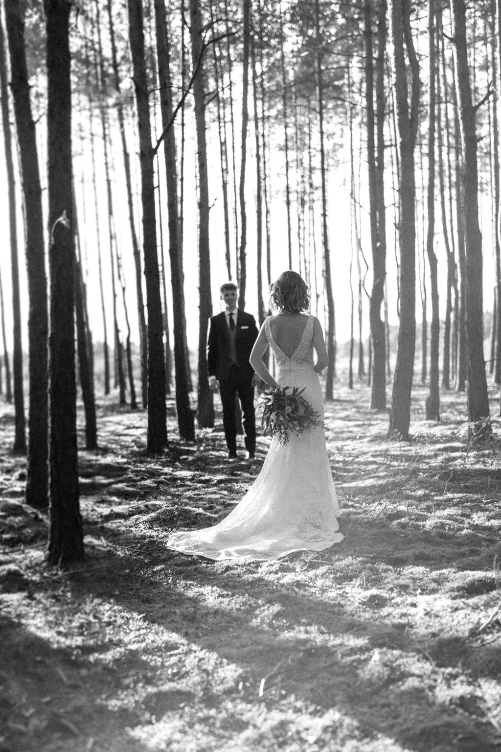 zdjęcie z sesji ślubnej w lesie natura