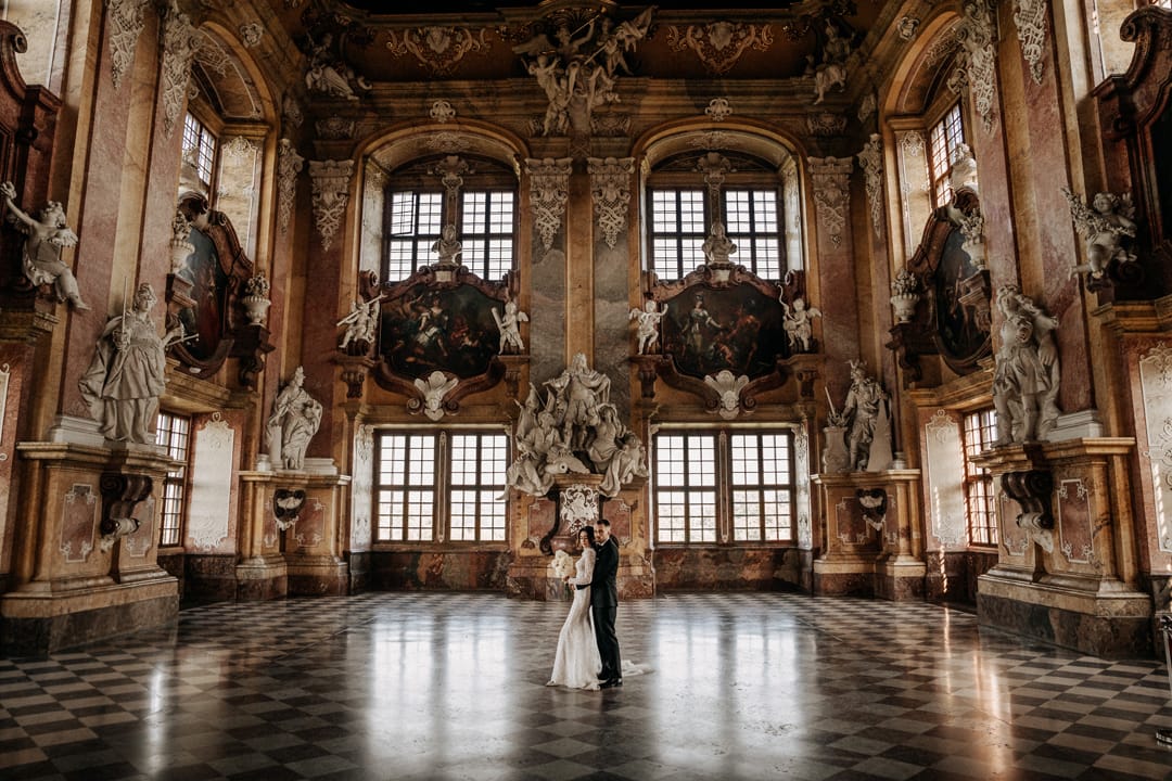 Fotograficzna Sesja Ślubna - komnata klasztoru Lubiąż