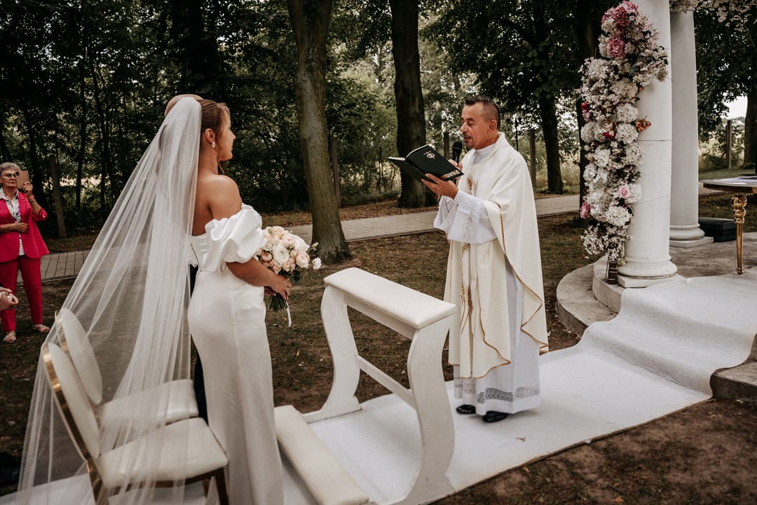 Ślub kościelny w plenerze Lipowy Dwór