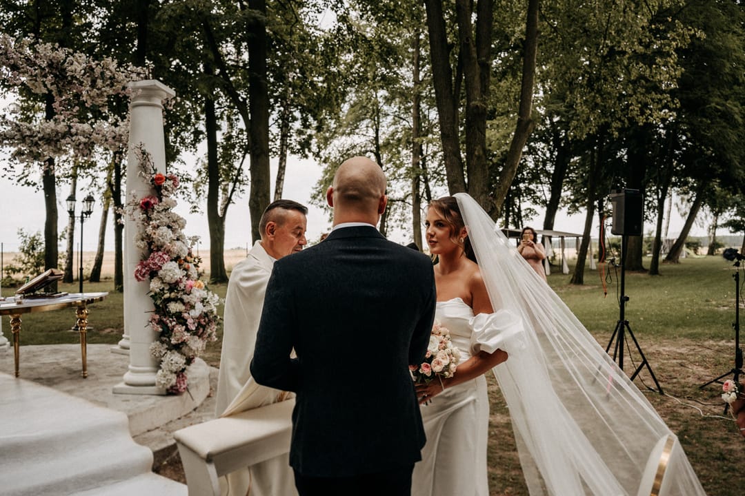 Ślub kościelny w plenerze Lipowy Dwór