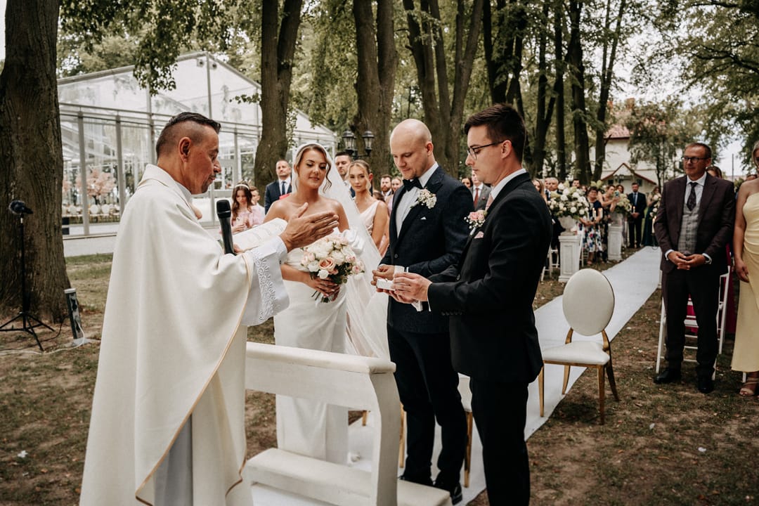 Ślub kościelny w plenerze Lipowy Dworze