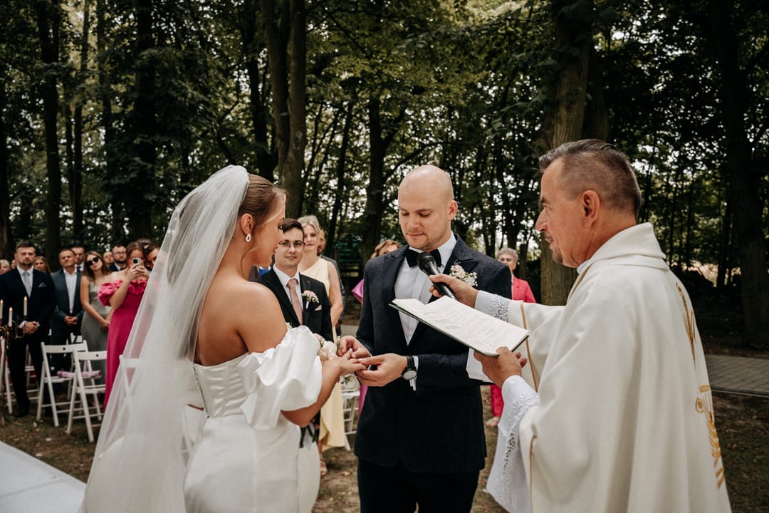 Ślub kościelny w plenerze Lipowy Dwór