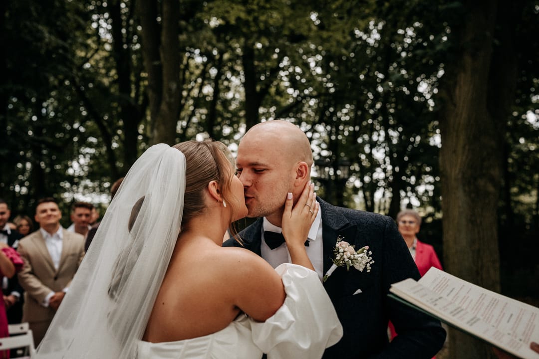 Ślub kościelny w plenerze Lipowym Dworze