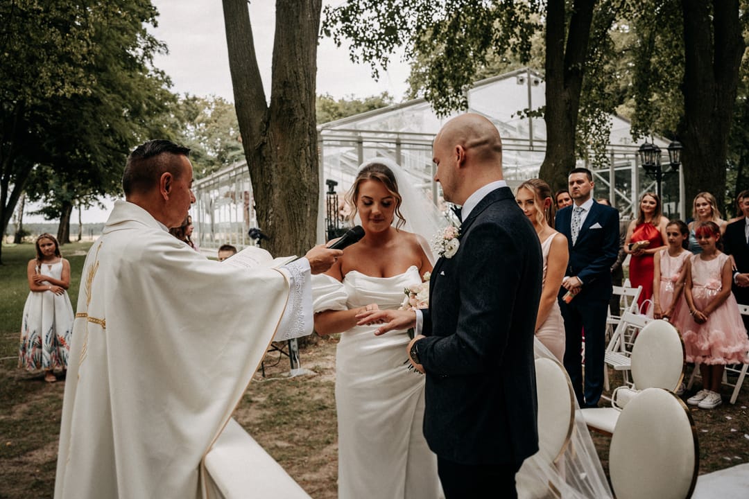 Ślub kościelny w plenerze Lipowym Dworze